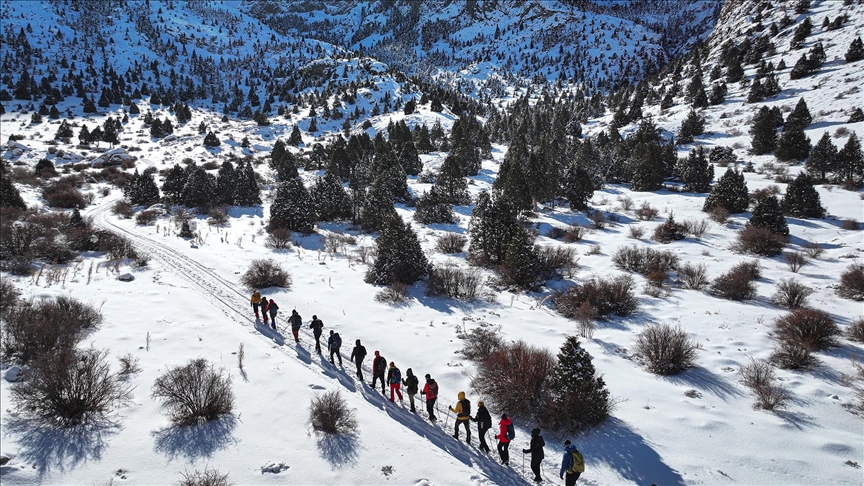 Doğa sporcuları Aladağlar'ın karla kaplı eteklerinde sınırlarını zorluyor 