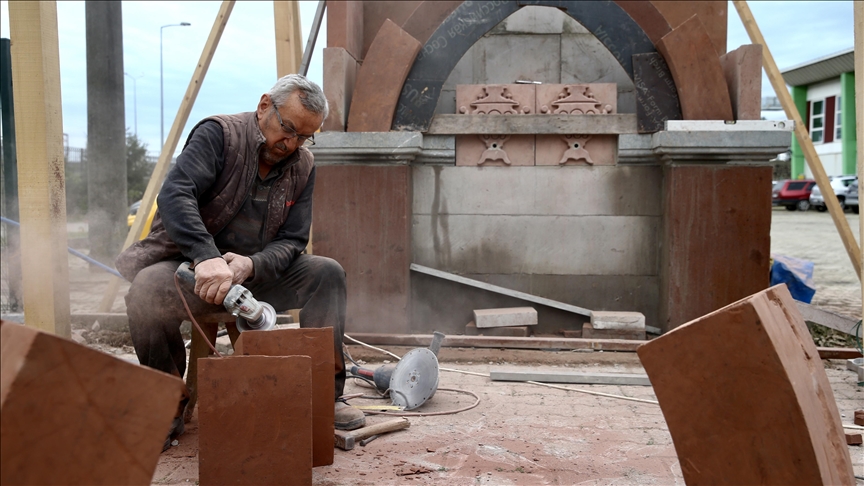 Yardımcı olmak için başladığı taş işlemeciliğiyle 12 yılda 164 çeşme yaptı