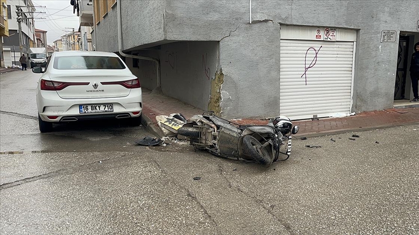 Eskişehir'de hafif ticari araçla çarpışan motosikletin sürücüsü ağır yaralandı