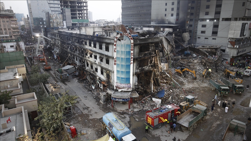 Бројот на жртви во пожарот во трговски центар во Карачи се искачи на 60