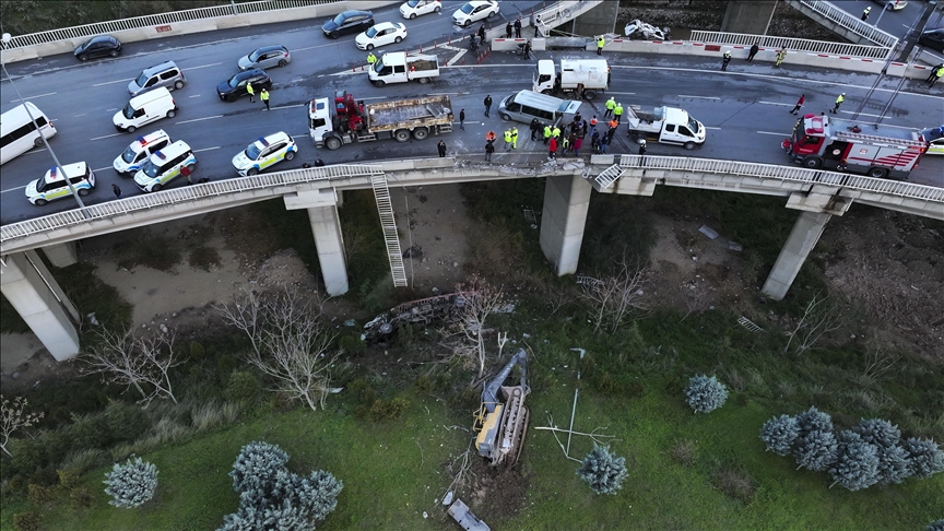 İzmir'de hafif ticari araca çarpan iş makinesi yüklü tırın viyadükten düşmesi sonucu 3 kişi yaralandı