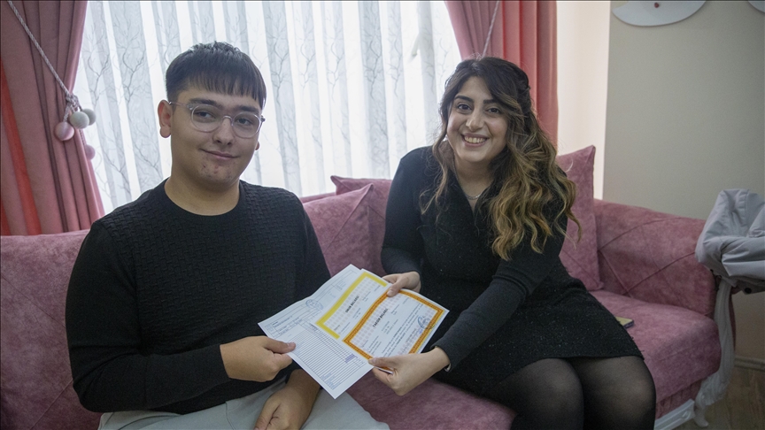 Yarıyıl tatilinde dahi yalnız bırakmadığı "özel" öğrencisinin en büyük destekçisi oldu