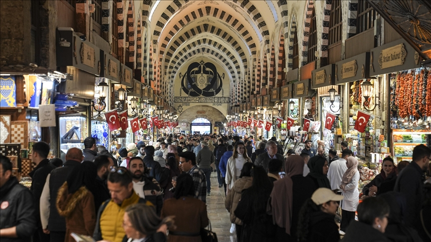 Yerli turistler geçen yılın üçüncü çeyreğinde 276,1 milyar lira seyahat harcaması yaptı