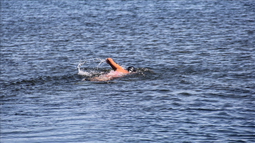 More than 900 crossed English Channel to reach UK in past week, data show