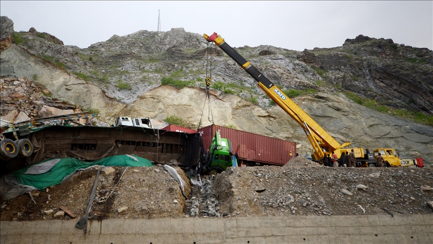 Aftershocks, landslides displace hundreds in northern Pakistan