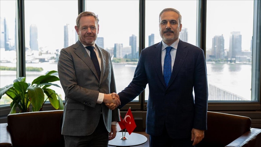وزير الخارجية التركي يلتقي نظيره الهولندي في دافوس