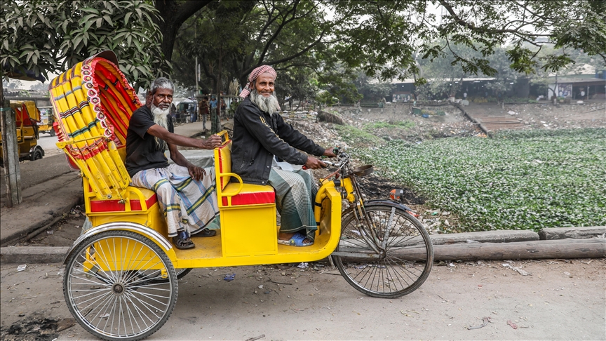Педалните рикши и моторизираните трицикли, популарни превозни средства во Дака