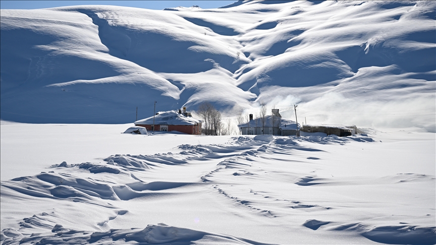 Li Wanê li taxên ku stûriya berfê ji 2 metreyan derbas bûye zivistan dijwar derbas dibe