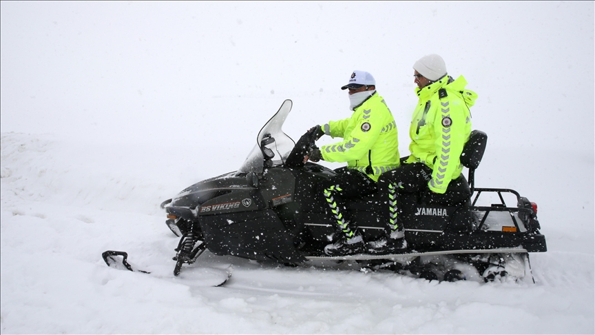 Bitlis'te trafik polisleri acil durumlara müdahale için kar motoru kullanıyor