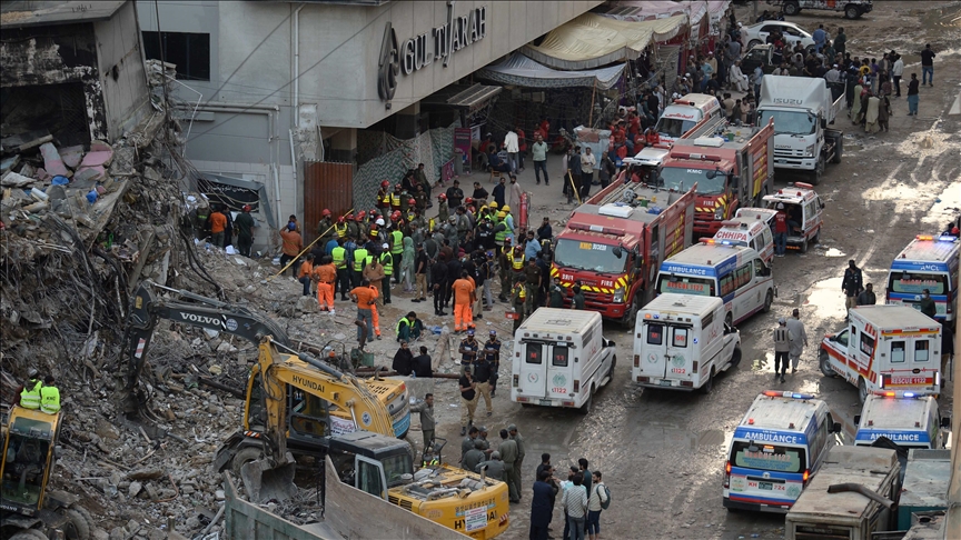 Pakistan, rritet në 60 numri i viktimave nga zjarri në një qendër tregtare në Karaçi