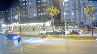 Mersin'de 4 aracın karıştığı zincirleme kaza kamerada