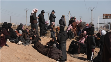 Familjet siriane kërkojnë të afërmit e tyre jashtë burgut të çliruar nga organizata terroriste YPG/SDF