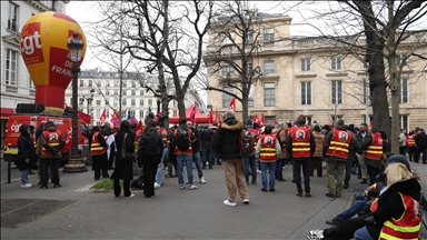 Des centaines de manifestants à Paris contre le projet de loi autorisant le travail le 1ᵉʳ mai