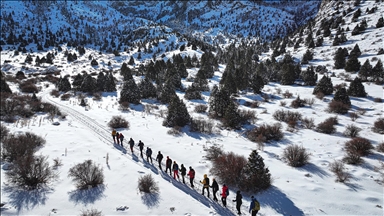 Doğa sporcuları Aladağlar'ın karla kaplı eteklerinde sınırlarını zorluyor 