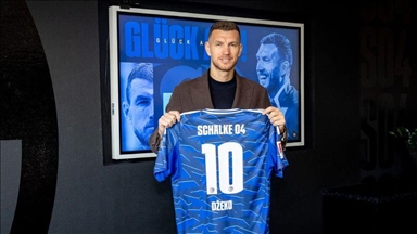 Edin Džeko potpisao za Schalke 04, nosiće dres s brojem 10