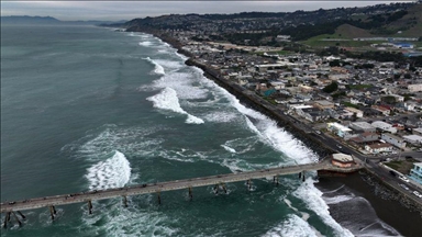 Snažni valovi pogodili obalu i popularni mol u Kaliforniji