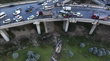 İzmir'de hafif ticari araca çarpan iş makinesi yüklü tırın viyadükten düşmesi sonucu 3 kişi yaralandı