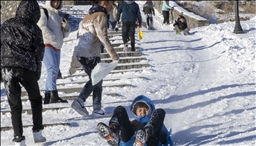 Li Qersê zarok di tetîla nîvê salê da kêfa şiqitîna bi xizekan dikin
