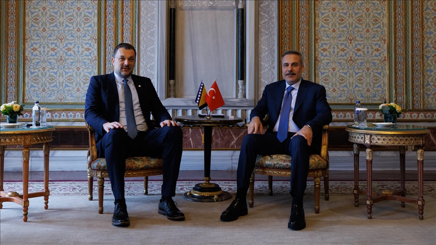 فيدان يلتقي وزيري خارجية البوسنة وكوسوفو في إسطنبول