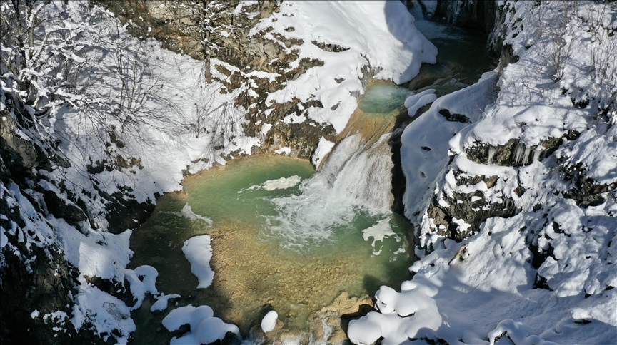 Giresun'daki Mavigöl ile Kuzalan Şelalesi beyaz örtüyle kaplandı
