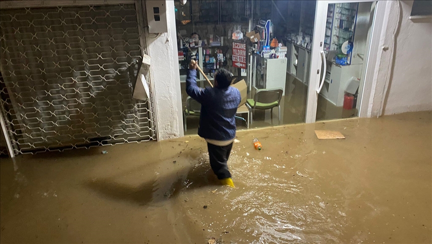 Antalya Serik'te sağanak nedeniyle bazı iş yerlerini su bastı