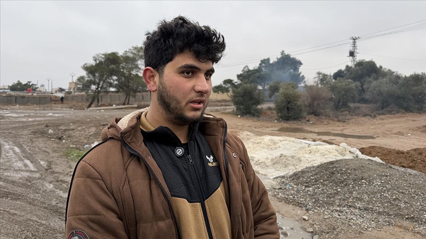 Suriyeli genç, YPG/SDG'nin alıkoyduğu görme engelli abisinden haber almak için hapishane önünde bekliyor