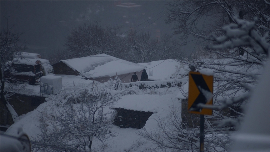 9 killed after avalanche hits house in northwest Pakistan
