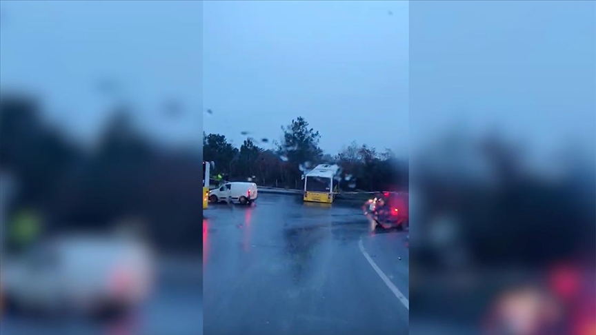 Arnavutköy'de kontrolden çıkan İETT otobüsü ormanlık alana girdi  