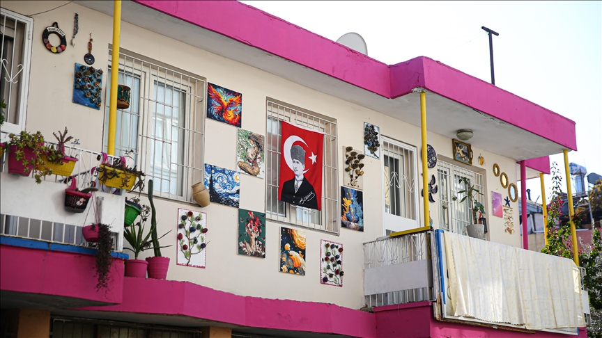 Evlerinin dış cephesini dekoratif ürünlerle donatan aile geri dönüşüme dikkati çekiyor