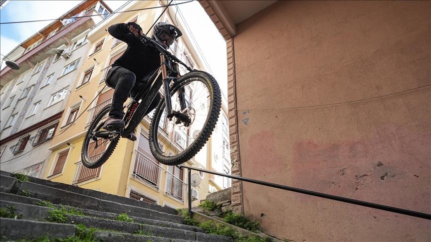 Млад љубител на адреналин ги претвора уличните скали на Истанбул во велосипедска патека