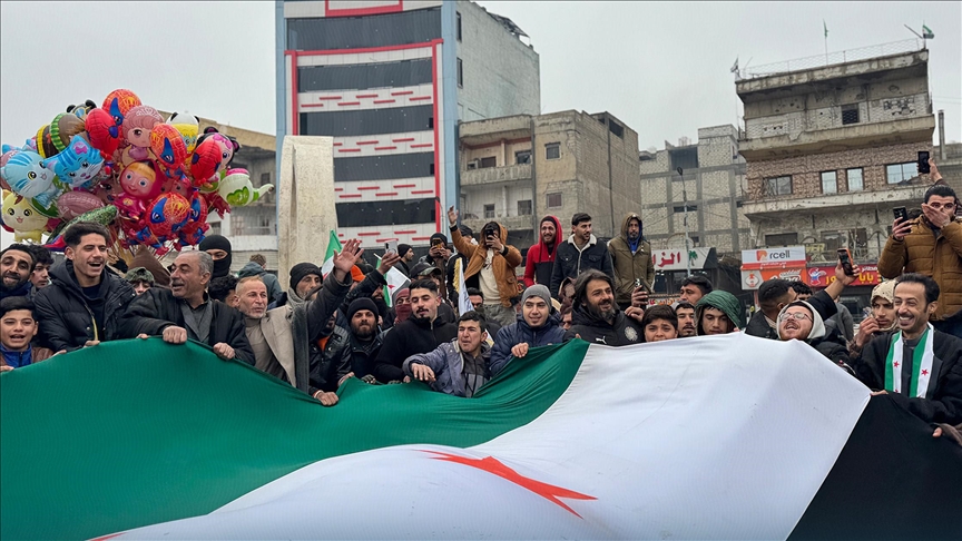 سوريا.. احتفالات في الرقة ابتهاجا بطرد آخر مجموعات "قسد"