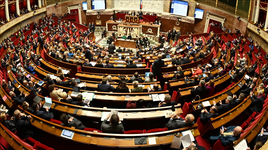 France : le gouvernement adopte à nouveau le budget en recourant à l’article 49.3