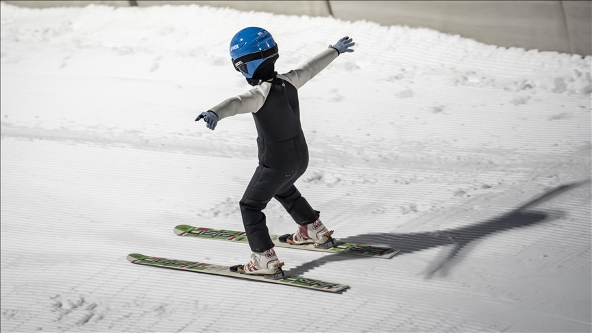 Disiplinle çalışan çocuklar, cesaret gerektiren kayakla atlamaya hazırlanıyor
