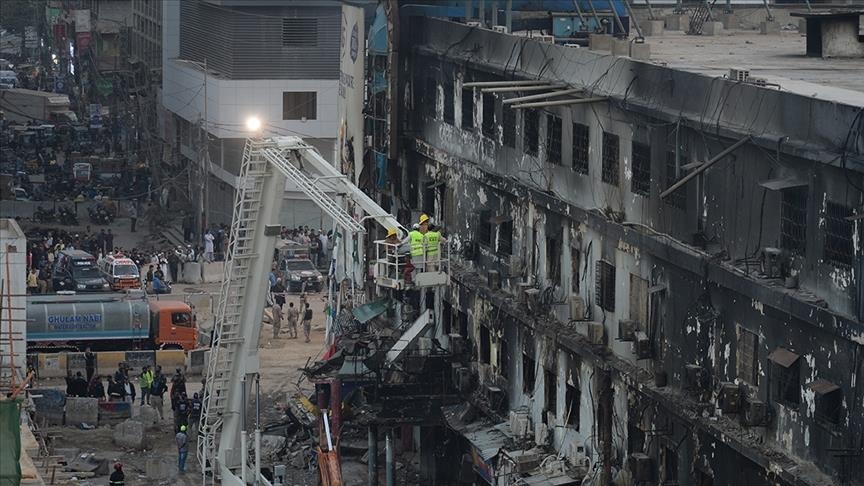 Число погибших в результате пожара в торговом центре в Пакистане возросло до 71 человека