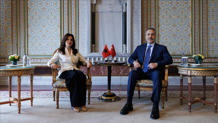 وزير الخارجية التركي يلتقي نظيرته الألبانية في إسطنبول