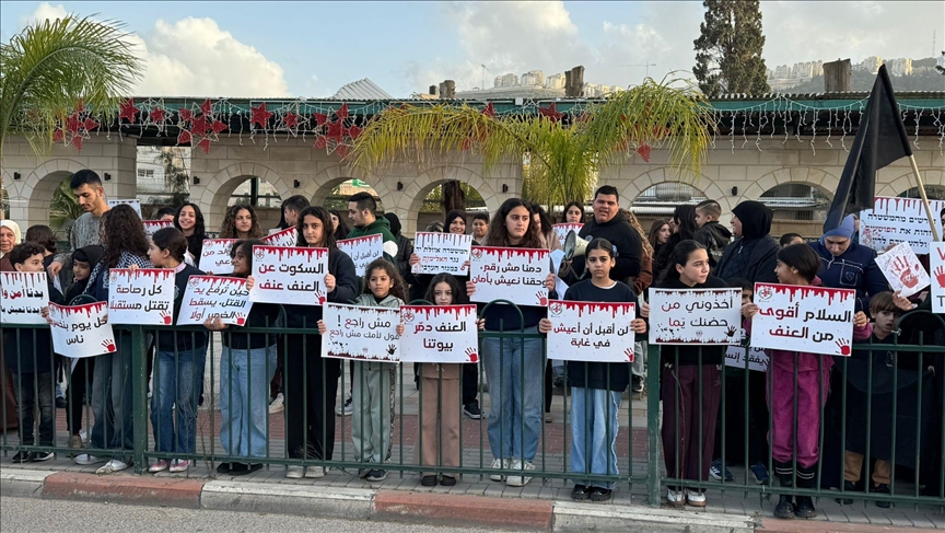 آلاف الفلسطينيين داخل إسرائيل يتظاهرون ضد الجريمة وتواطؤ الشرطة