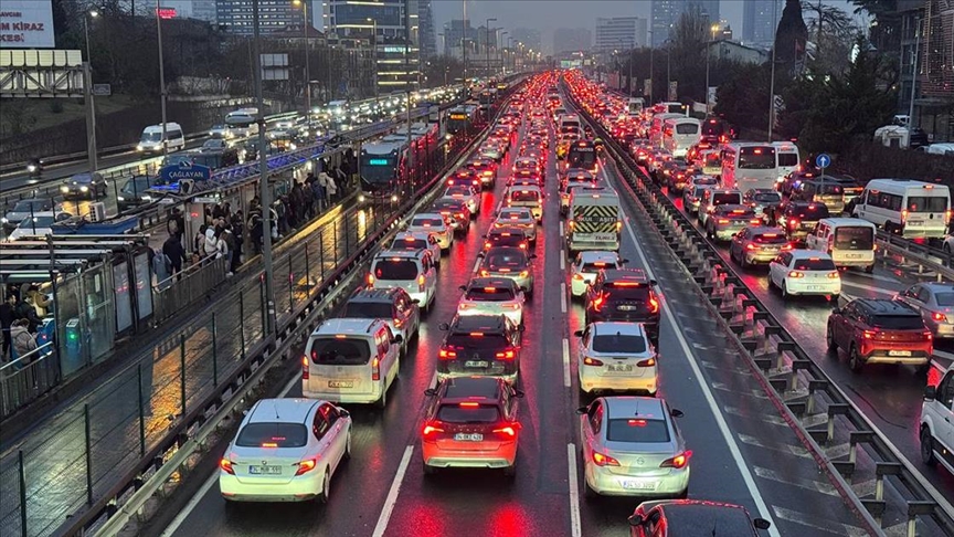 İstanbul'da akşam saatlerinde trafik yoğunluğu yüzde 85'e çıktı