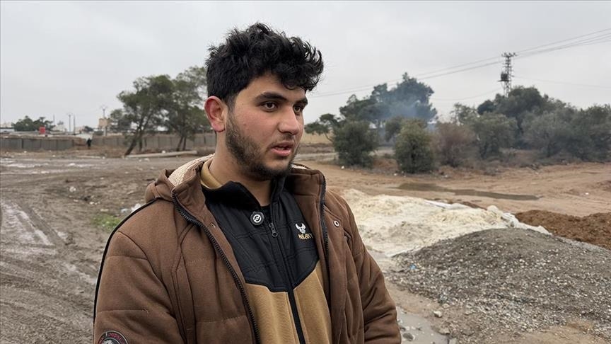 Врожденный инвалид по зрению Ясир аль-Иджил в поисках своего брата пришел к тюрьме Актан