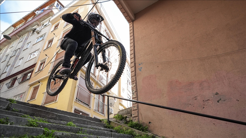 Adrenalin tutkunu genç, İstanbul’un merdivenlerini bisiklet parkuruna çevirdi