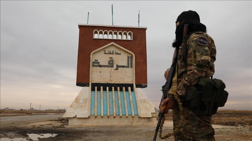 "الشبكة السورية": مقتل 22 مدنيا بالرقة بنيران "قسد" الأحد