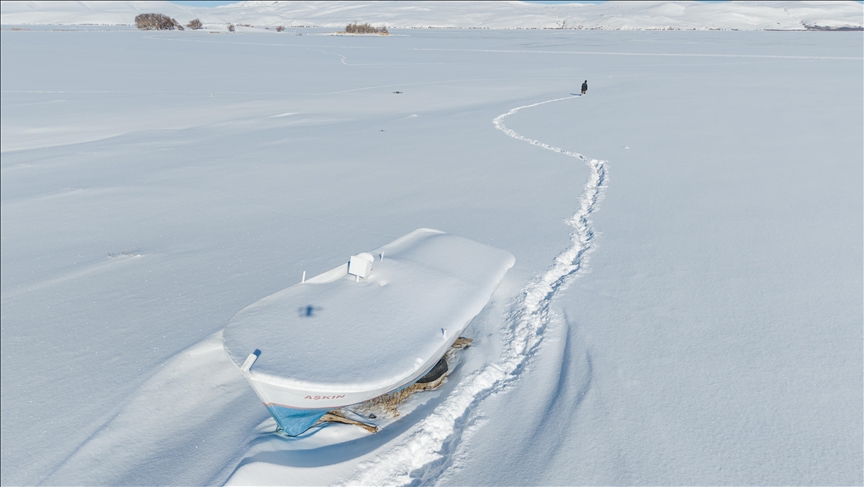 Bitlis'teki Nazik Gölü'nün yüzeyi buzla kaplandı