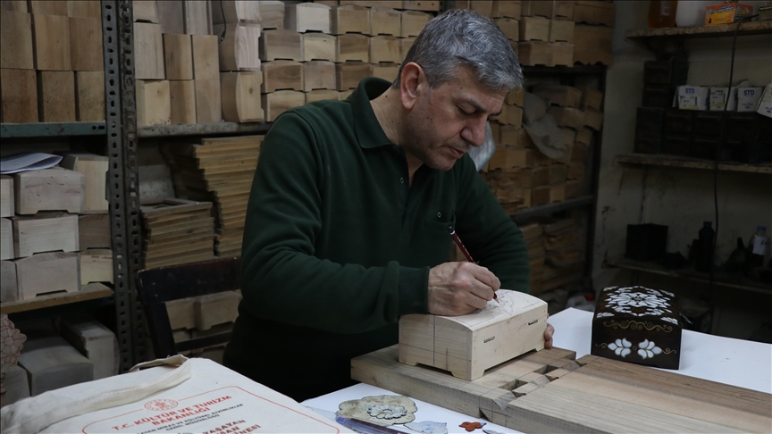 Gaziantepli "Yaşayan İnsan Hazinesi" sedef kakmayı yaşatmaya çalışıyor