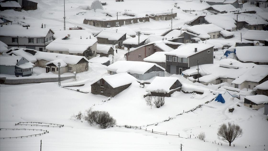 Kars'ta evleri ve araçları karla kaplanan köylülerin zorlu kış mesaisi