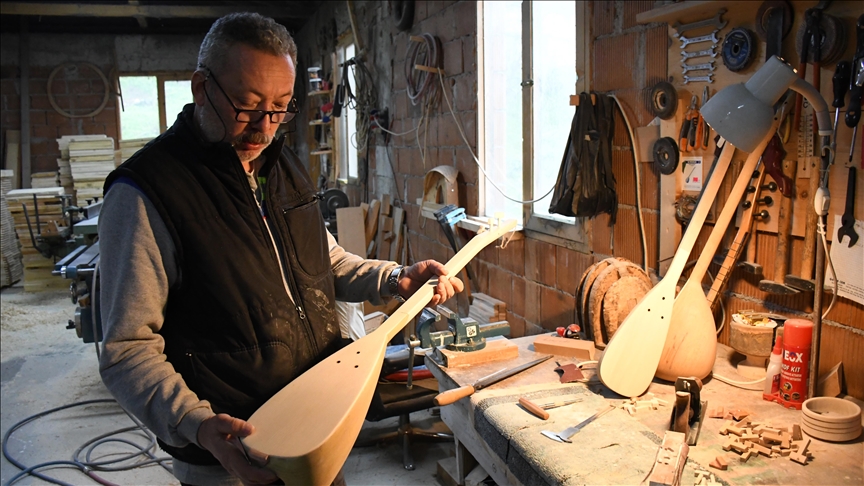 Ata yadigarı atölyede ürettiği el yapımı bağlamalarla "Anadolu'nun sesi"ni geleceğe taşıyor