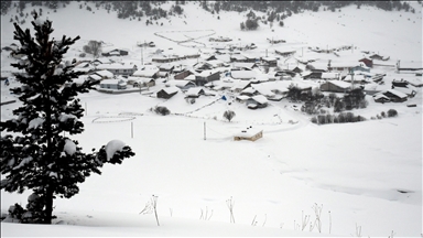 Xanî û wesayîtên gundiyên Qersê di bin berfê da mane
