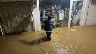 Antalya Serik'te sağanak nedeniyle bazı iş yerlerini su bastı