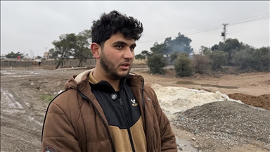 Suriyeli genç, YPG/SDG'nin alıkoyduğu görme engelli abisinden haber almak için hapishane önünde bekliyor