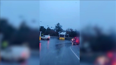 Arnavutköy'de kontrolden çıkan İETT otobüsü ormanlık alana girdi  