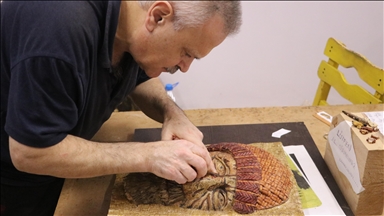 Tekirdağlı sanatçı balıkçıların zorlu yaşamını ahşaba yansıttı