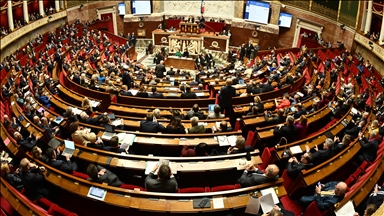 France : le gouvernement adopte à nouveau le budget en recourant à l’article 49.3